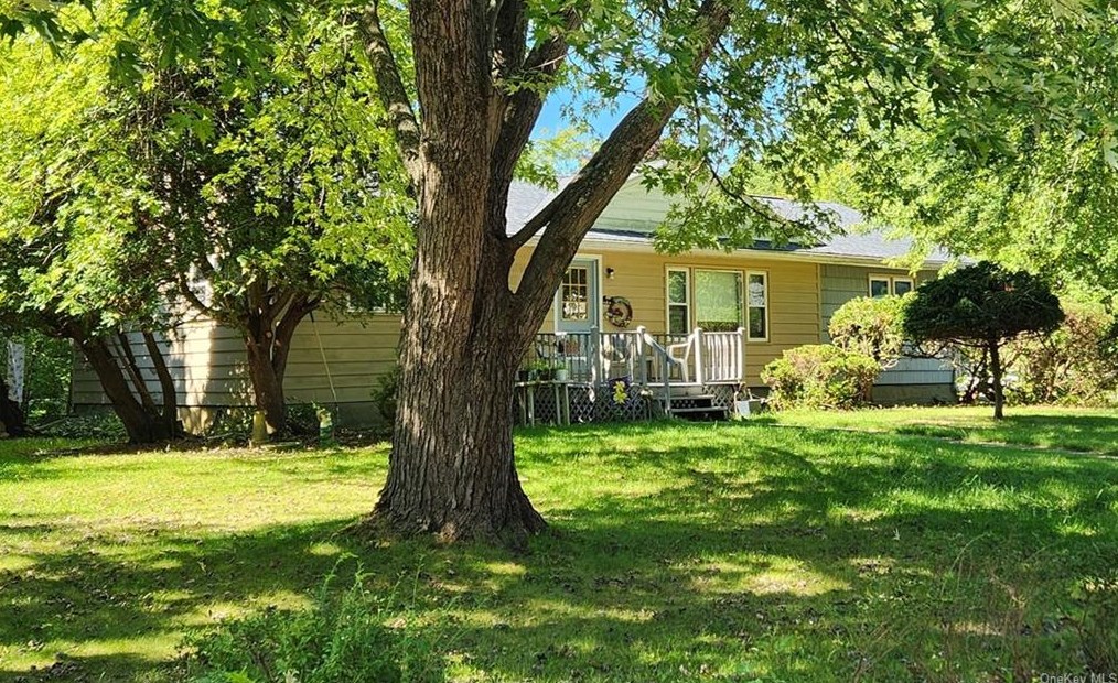 2 Flamingo Dr, Newburgh NY  12550-8313 exterior