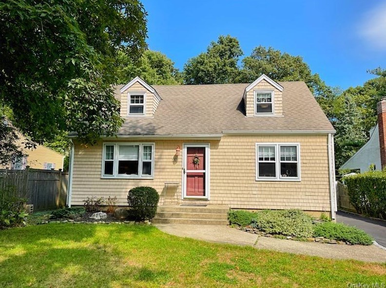 12 Valleywood Dr, Huntington Station, NY 11746