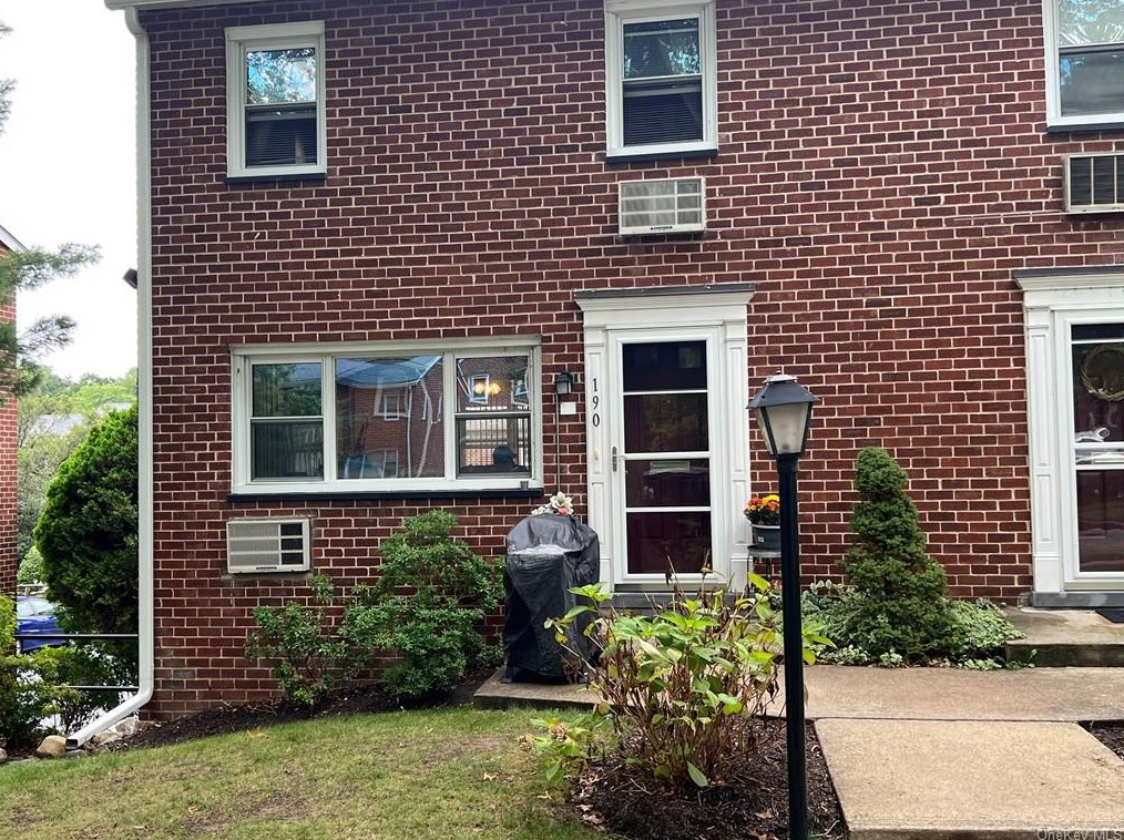 190 Charter Cir #190, Crotonville, NY 10562