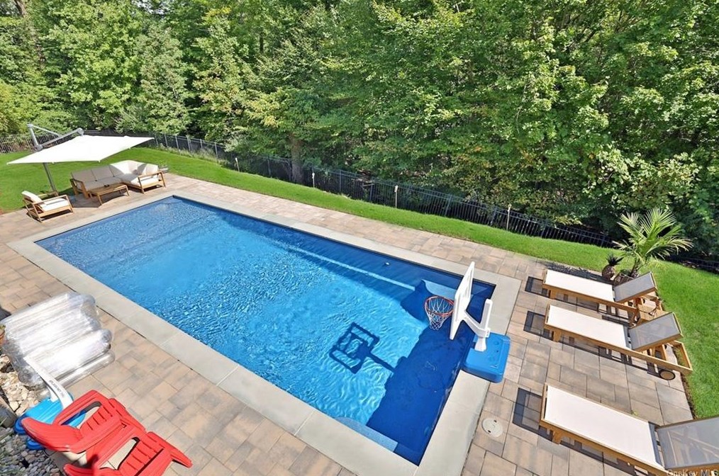 86 N Lorna Ln, Airmont, NY 10901