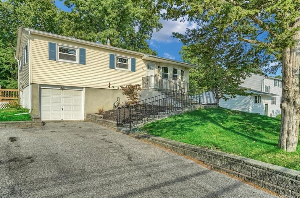 43 Maple Ln, Monroe NY  10950-1024 exterior