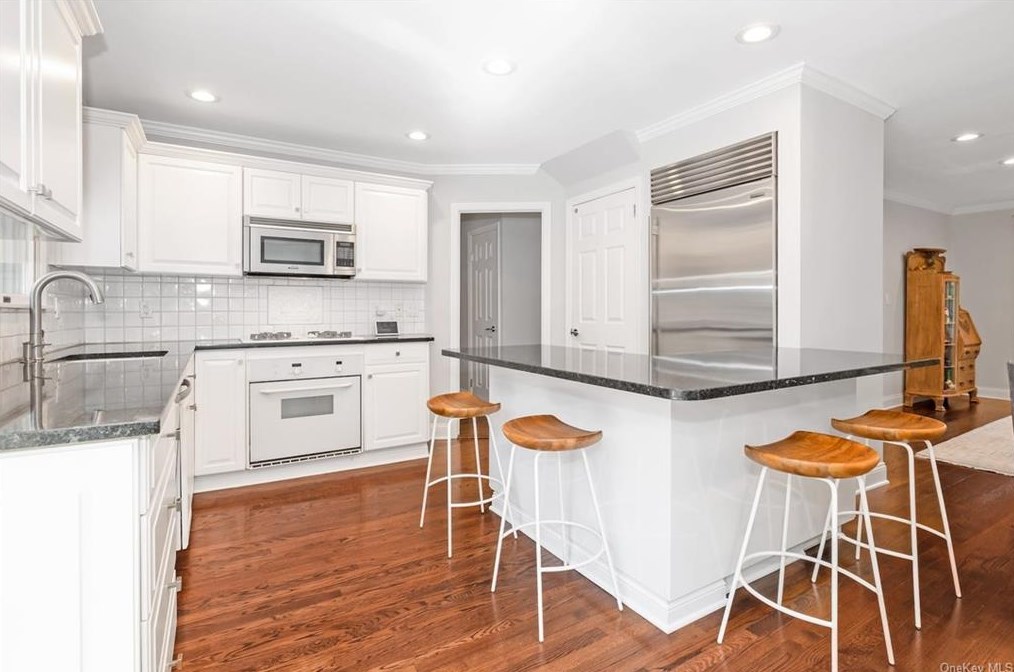 116 Huntley Dr, Ardsley, NY 10502-1421