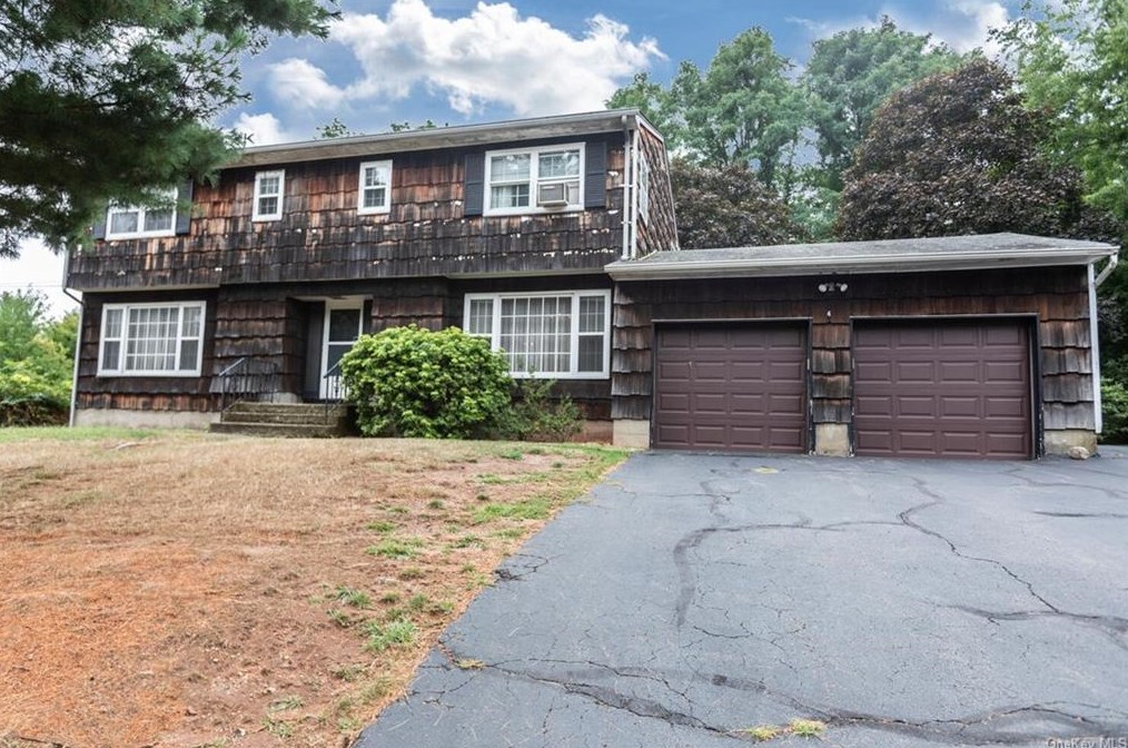 4 Karen Dr, Chestnut Ridge, NY 10977-2011