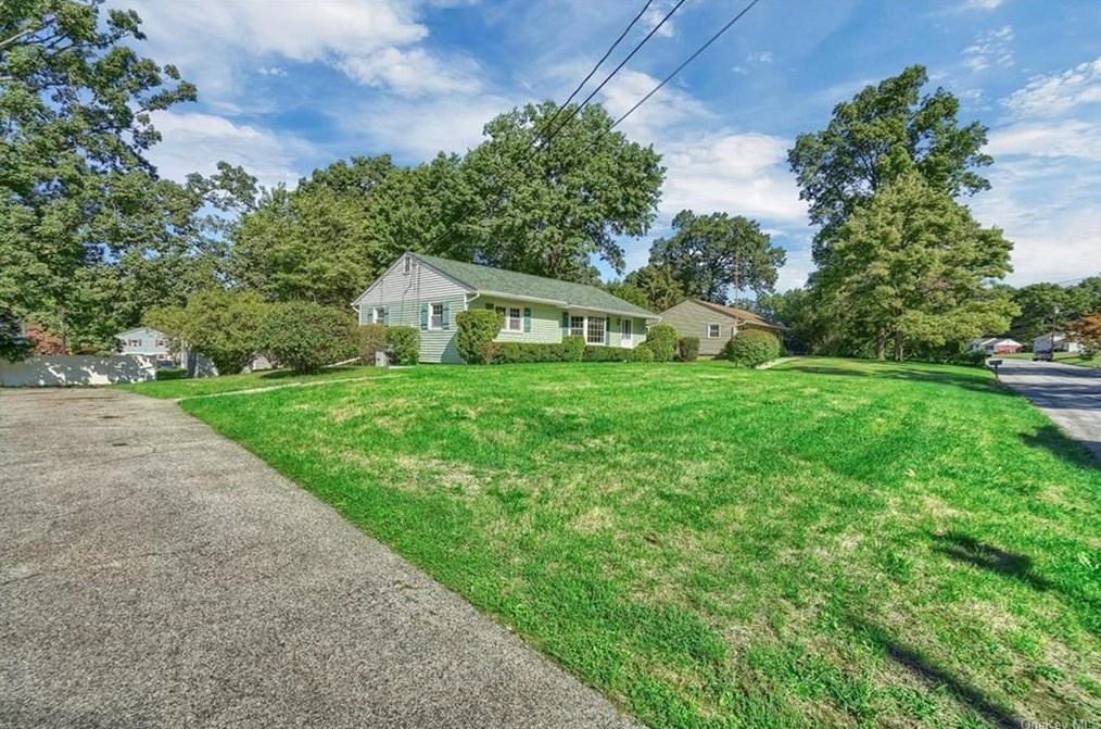 18 Windwood Dr, Newburgh, NY 12550-8328
