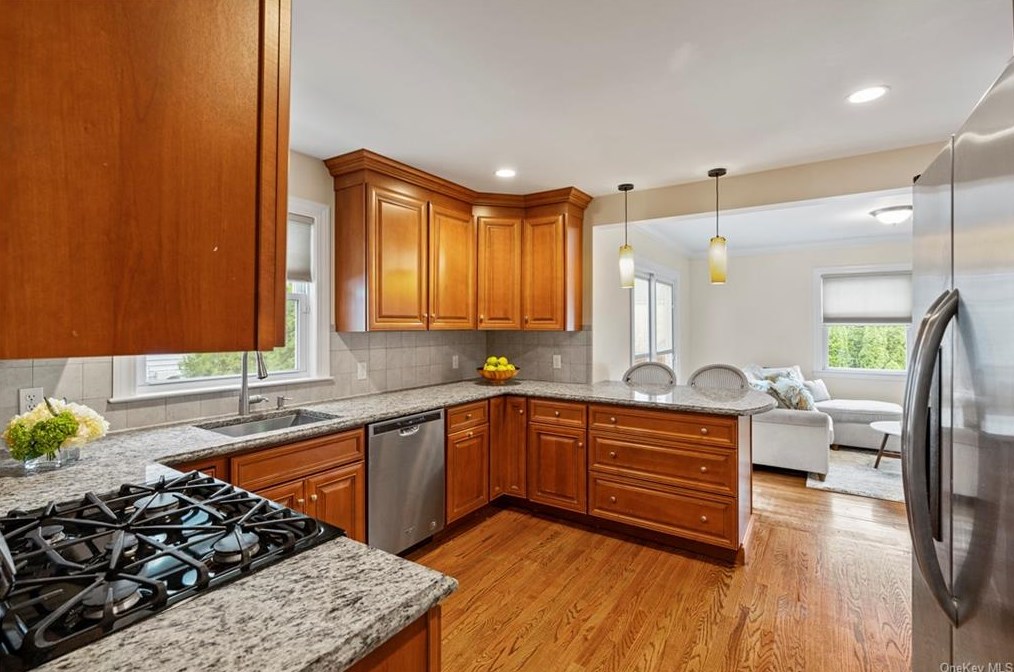 29 Howard Ave, Yonkers NY 10709-2714 exterior