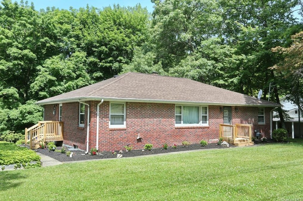 41 Summit Park Rd, Chestnut Ridge, NY 10977