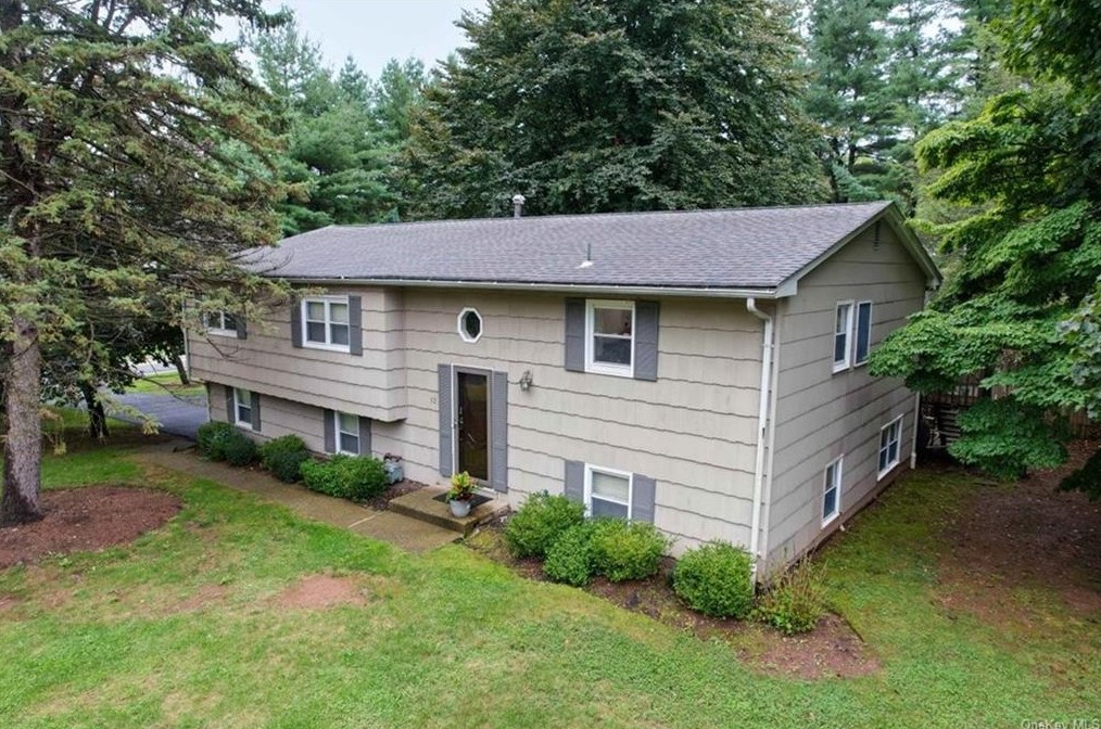 12 Patricia Ln, Chestnut Ridge, NY 10977-1601