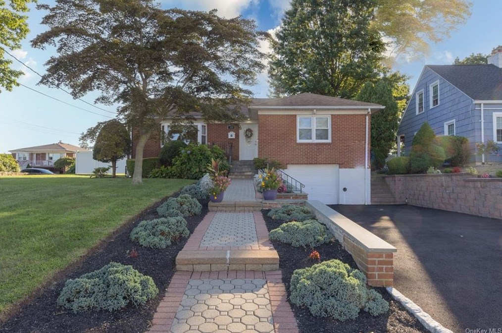 33 Mitchell Ave, Yonkers, NY 10701-5236