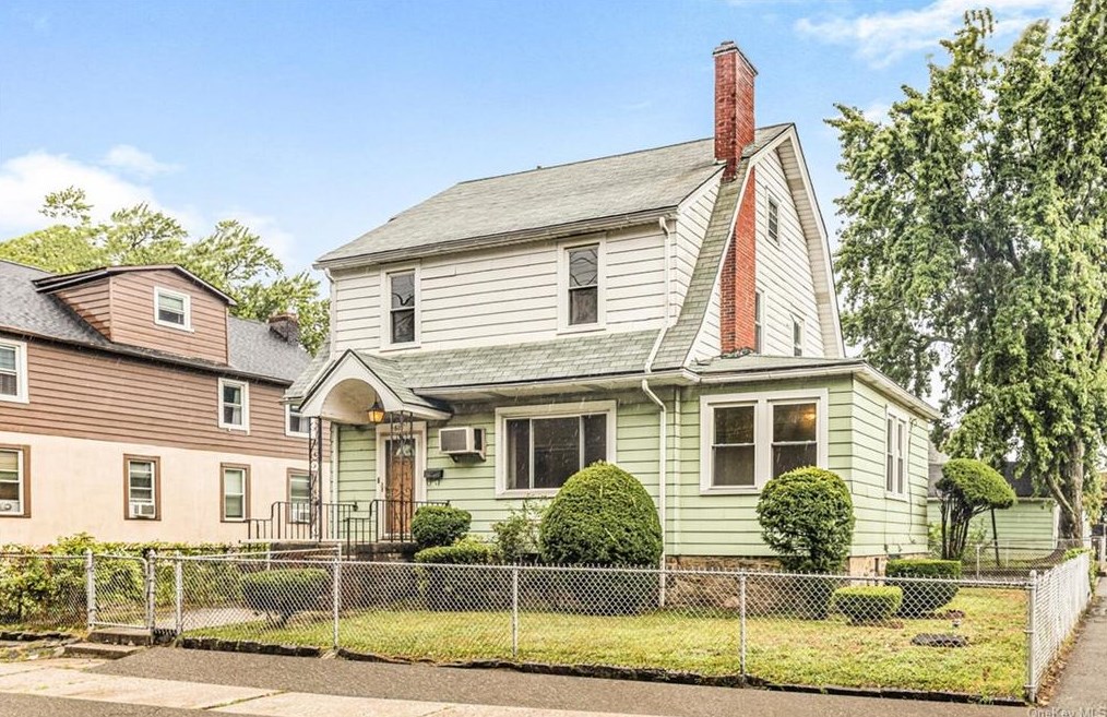 809 Midland Ave, Yonkers, NY 10704-1009