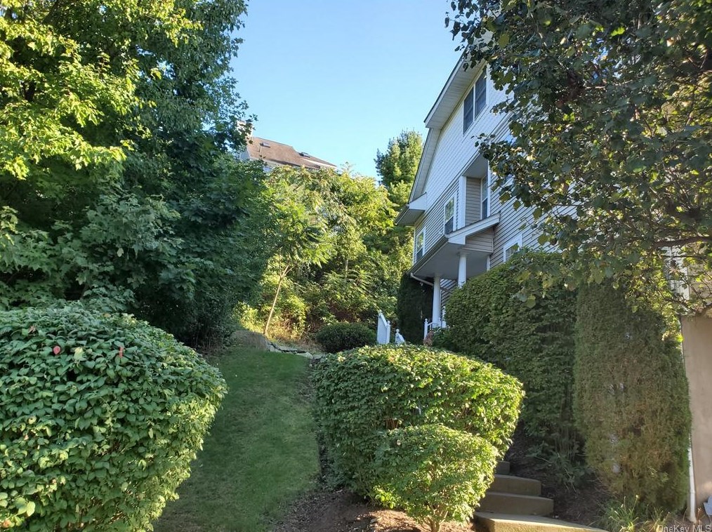 36 Underhill Dr, Mount Ivy, NY 10970-2669
