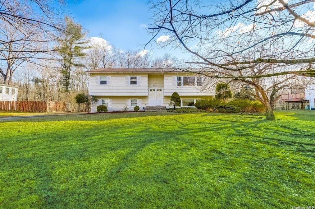 14 Kingston Dr, Chestnut Ridge, NY 10977-1206
