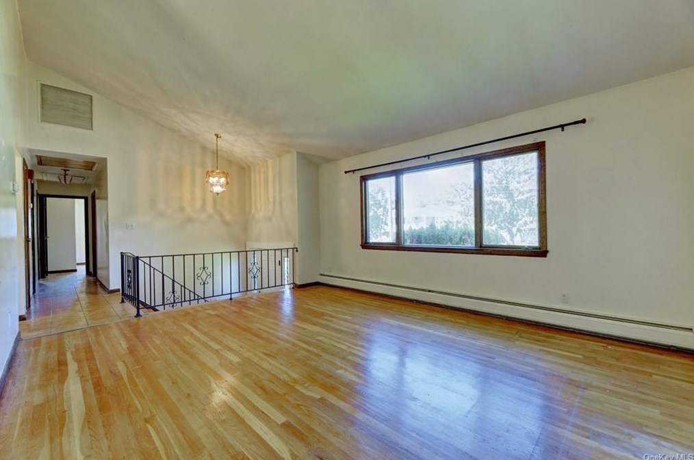 27 Mary Francis St, Tappan, NY 10983-1305