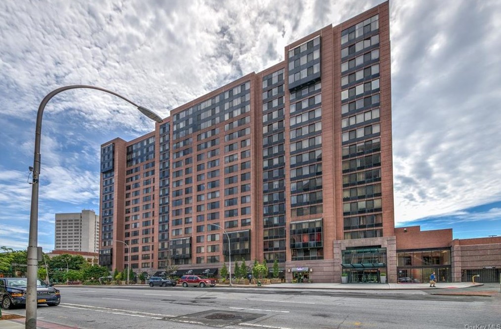 4 Martine Ave Apt 820, White Plains, NY 10606