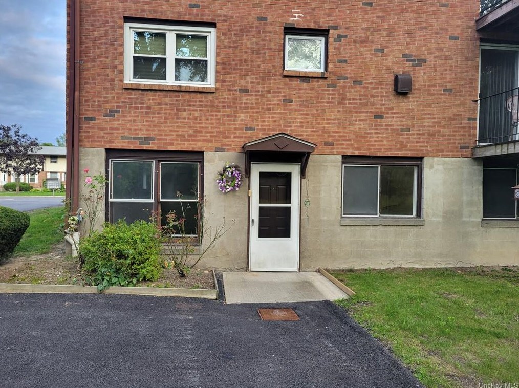 910 Parr Meadow Dr, Newburgh, NY 12550-1169