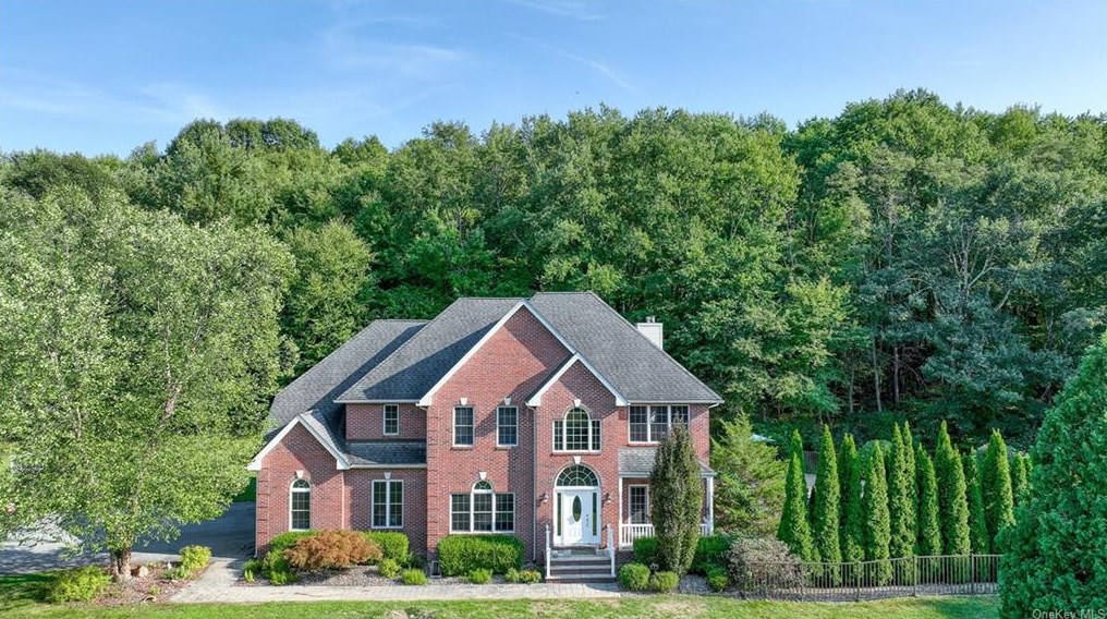 18 Paddock Knl, La Grange, NY 12540