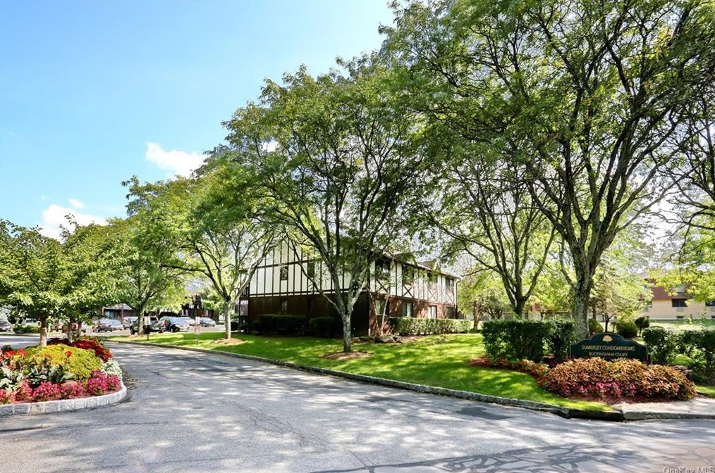 128 Buckingham Ct, Mount Ivy, NY 10970
