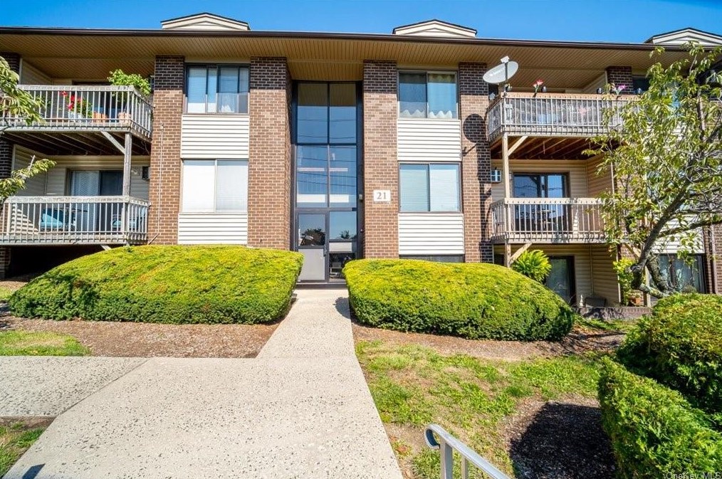 213 Country Club Ln, Mount Ivy, NY 10970-2463