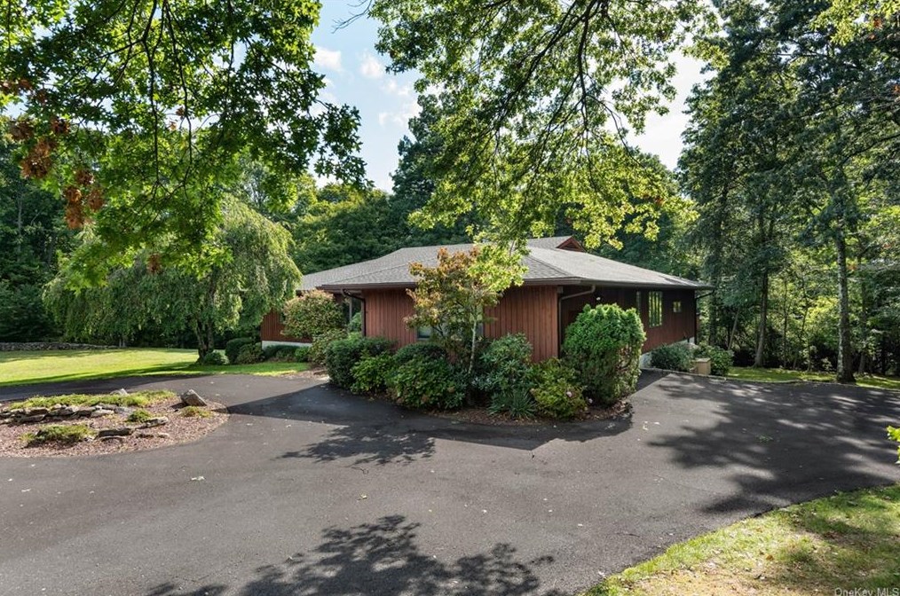 14 Kenilworth Ln, Rye, NY 10580-1956