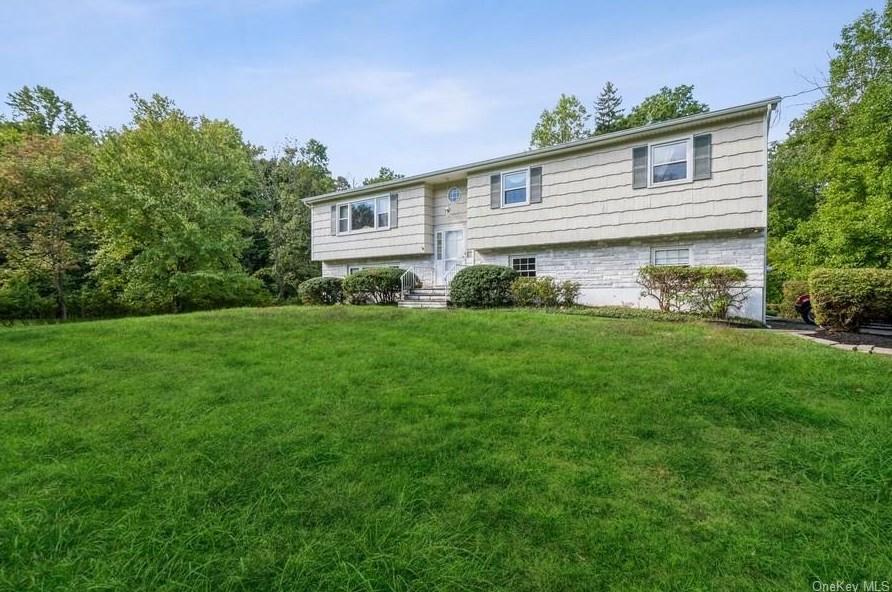 1 Nuthatch Ln, West Nyack, NY 10994