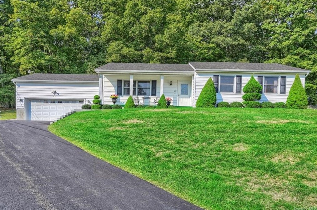 23 Coventry Ln, Wallkill, NY 12589-4630