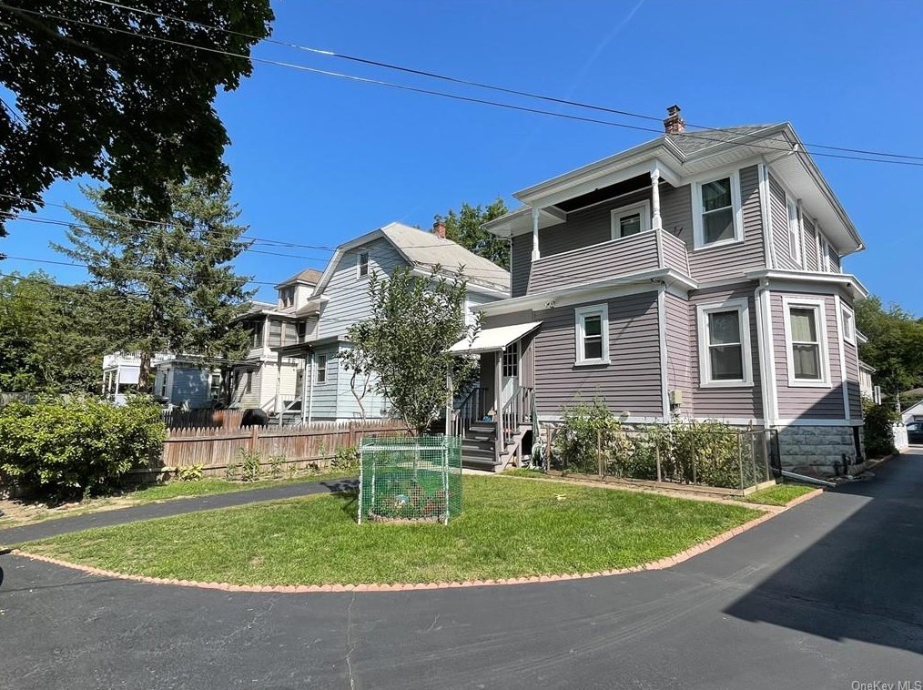 37 Grand Ave, Poughkeepsie NY 12603-4403 exterior