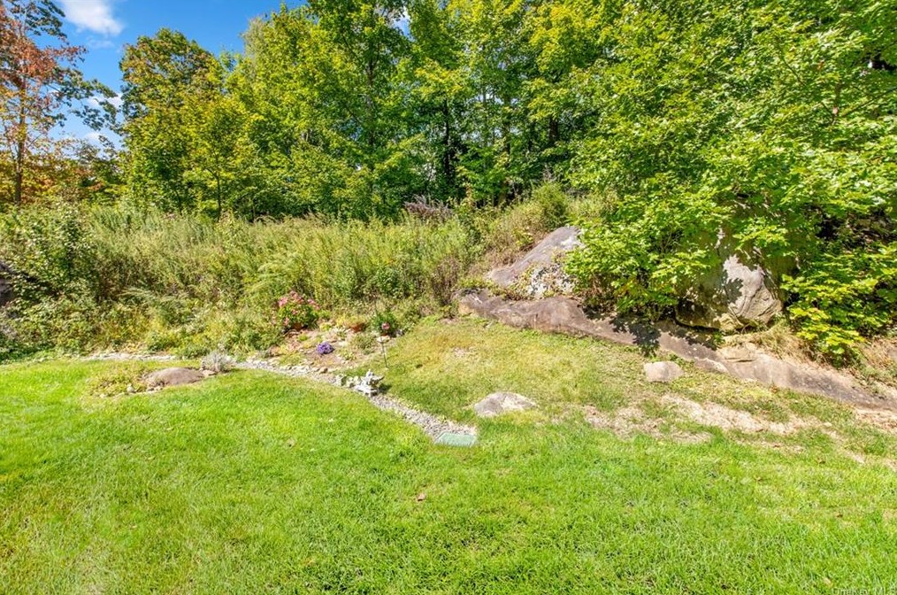 120 Underhill Ln, Peekskill NY  10566-6927 exterior