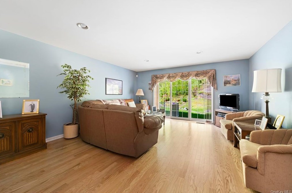 120 Underhill Ln, Peekskill NY  10566-6927 exterior