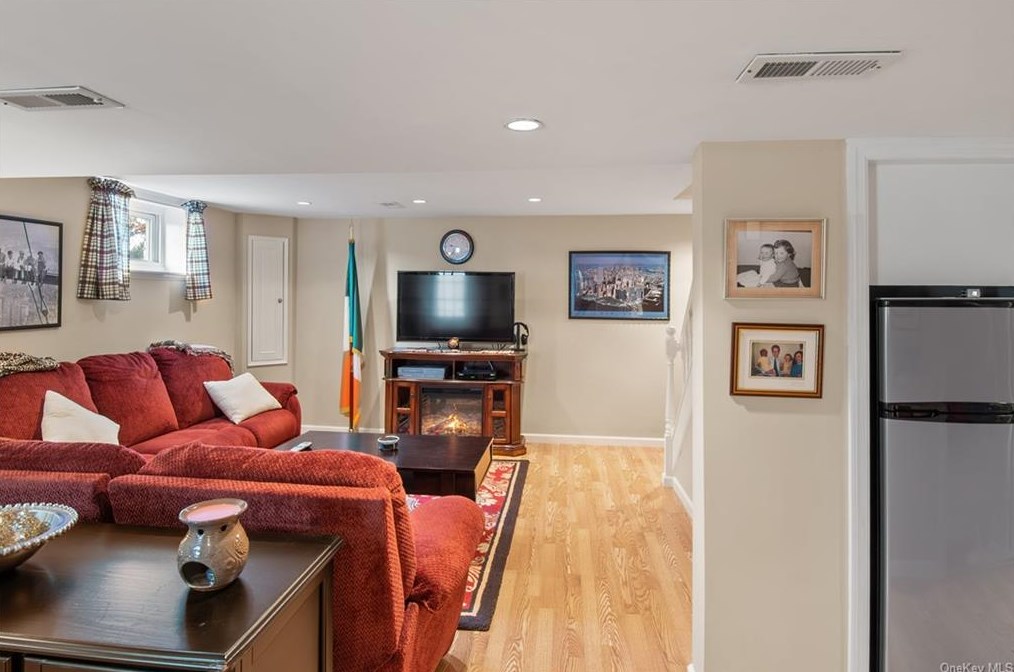 100 Westerly St, Yonkers NY 10704-1940 exterior