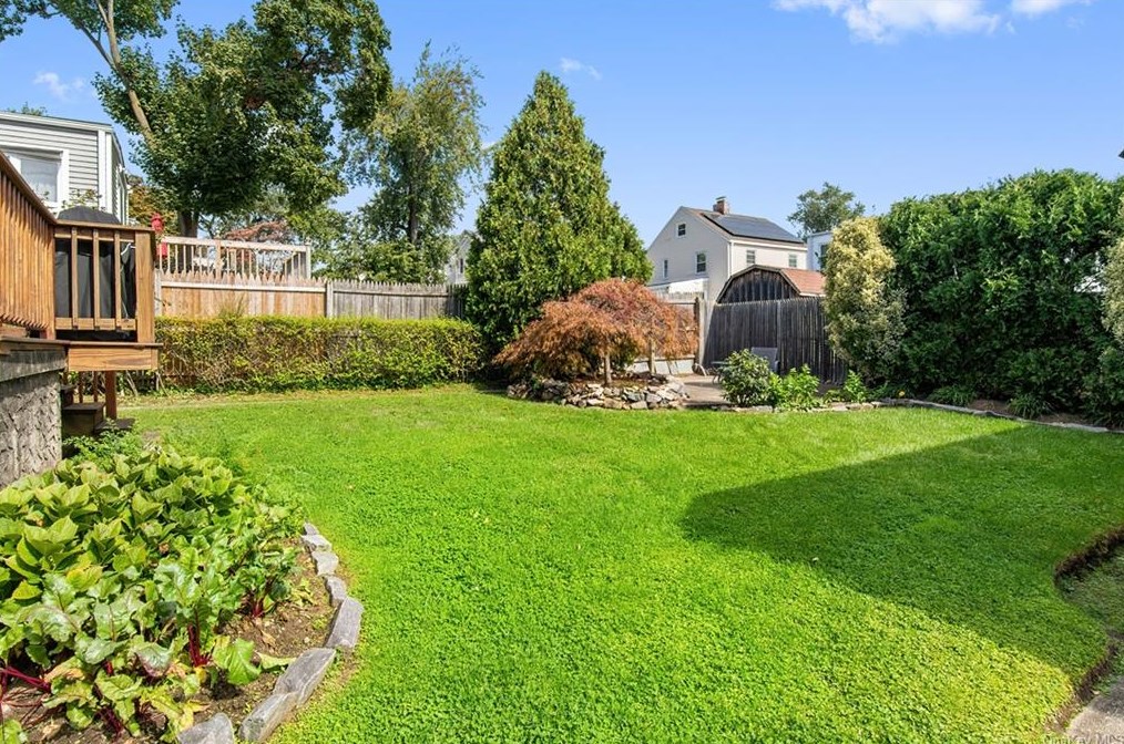 100 Westerly St, Yonkers NY 10704-1940 exterior