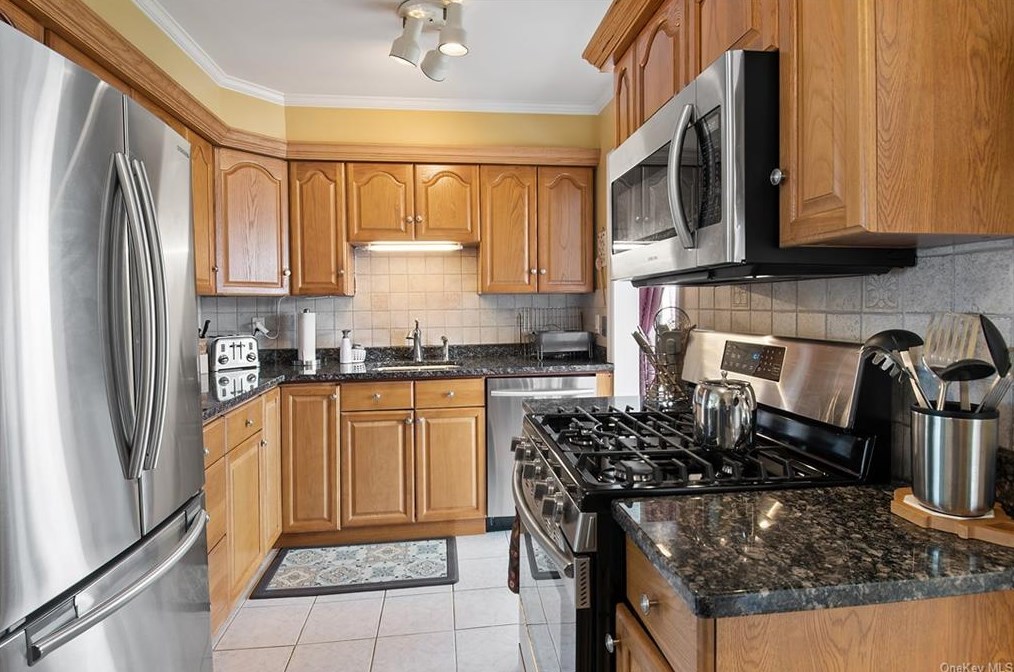 100 Westerly St, Yonkers NY 10704-1940 exterior