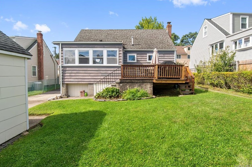 100 Westerly St, Yonkers NY 10704-1940 exterior