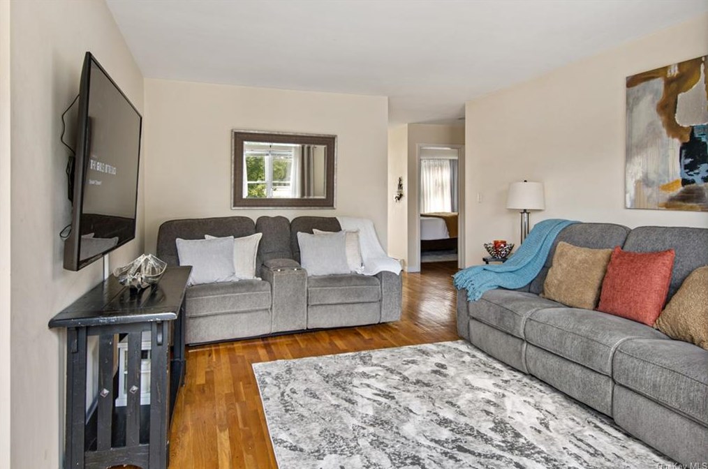 10 Colin St, Yonkers NY 10701-5511 exterior