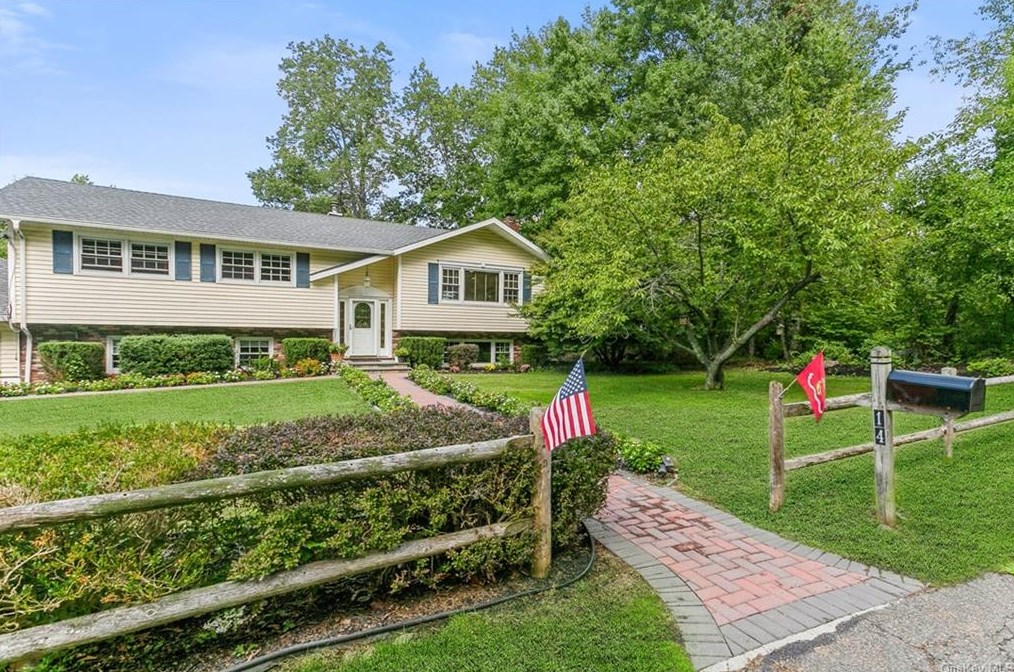 14 Cobblestone Ln, Cortlandt Manor, NY 10567-5276