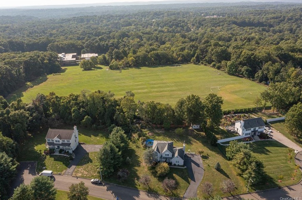 10 Garrett Ct, Chestnut Ridge, NY 10977-6739