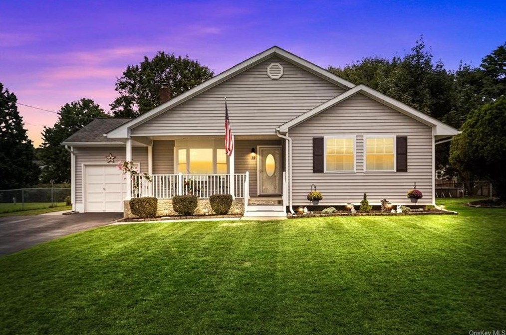 12 Robyn Dr, Monroe, NY 10950-4313