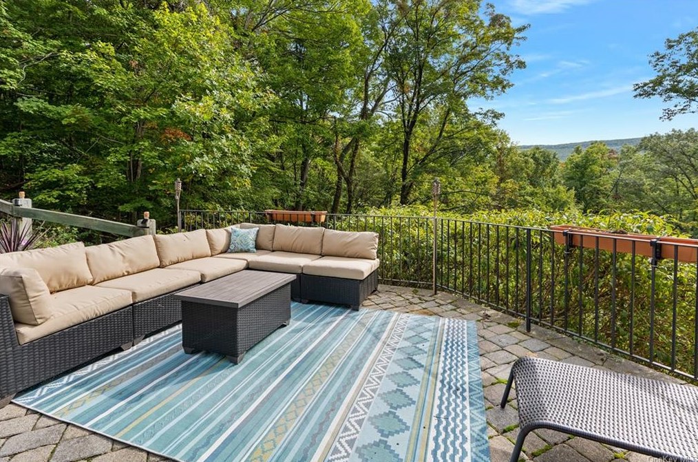 13 Kings Point Ln, Washingtonville, NY 10992