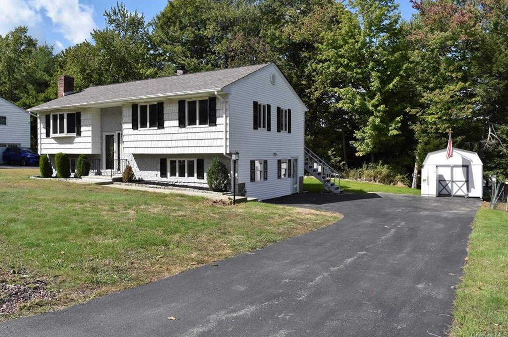 31 Pleasant Dr, Highland Mills, NY 10930-2913