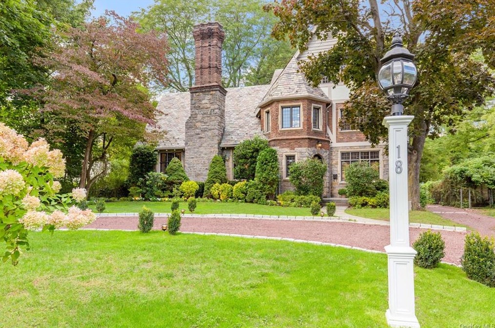 18 Hotel Dr, White Plains, NY 10605