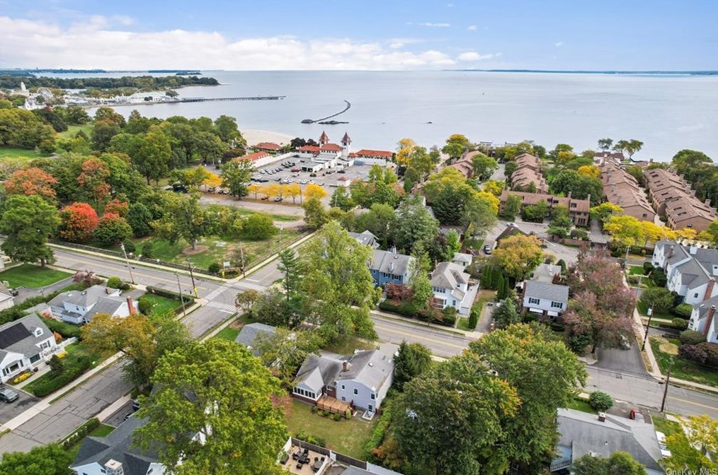 652 Forest Ave, Rye NY  10580-3249 exterior