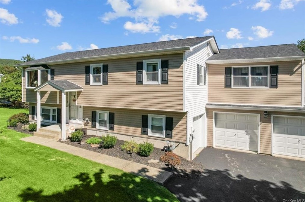 13 Regina Dr, Highland Mills NY  10930-2727 exterior