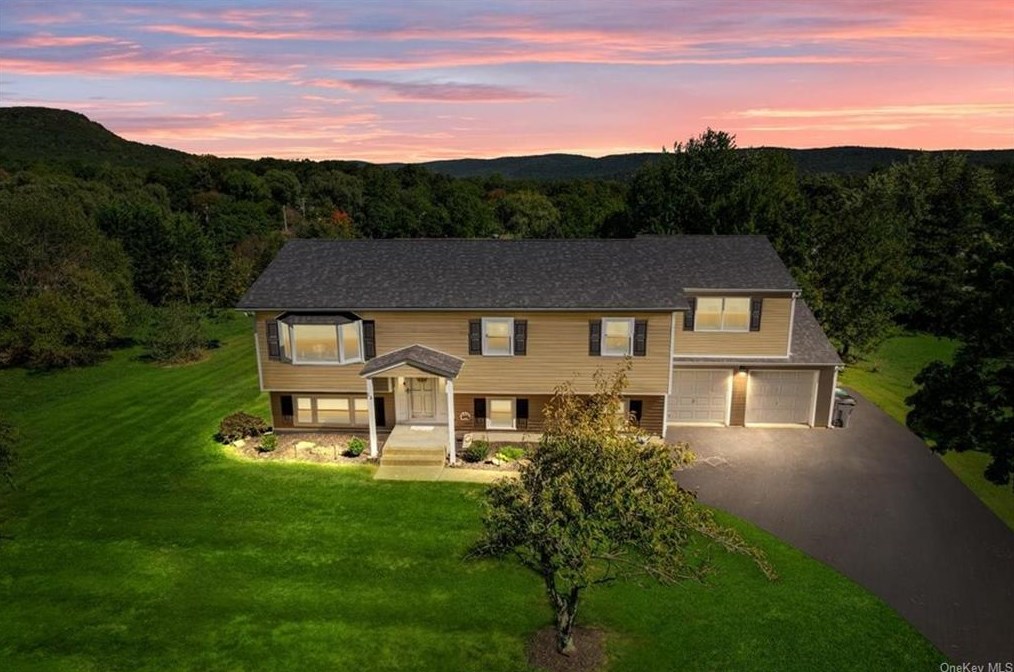 13 Regina Dr, Highland Mills NY  10930-2727 exterior