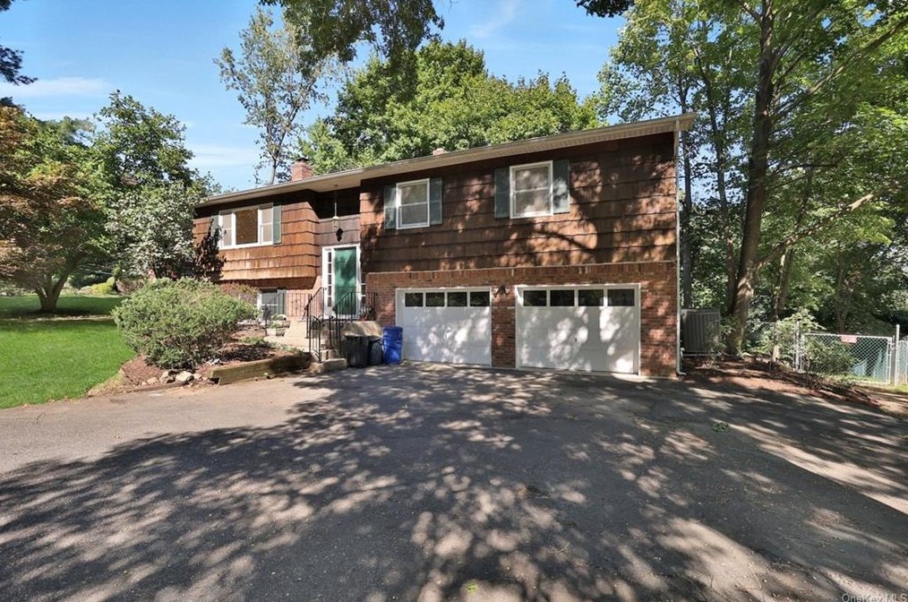 3 Hunderfund Ln, Chestnut Ridge, NY 10965-1027