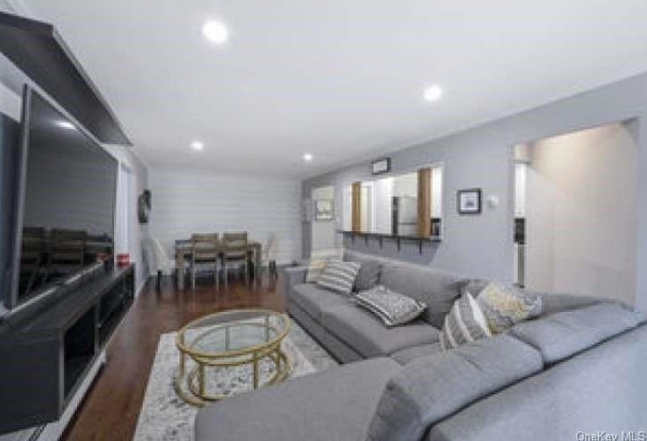243 Country Club Ln, Mount Ivy, NY 10970-2509