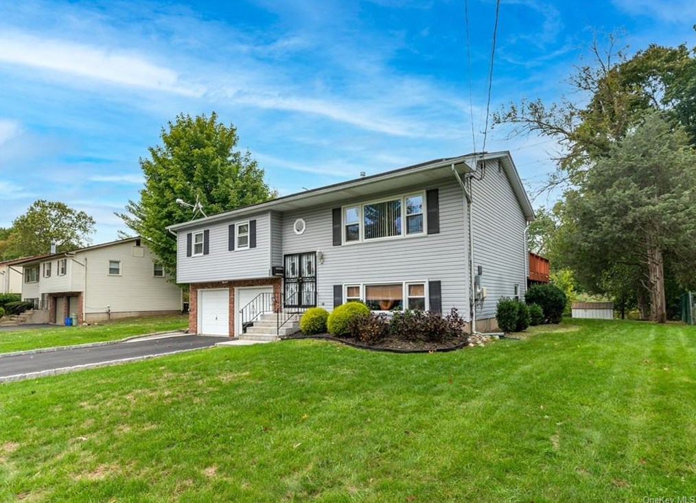 16 Hickory Ln, Garnerville, NY 10923