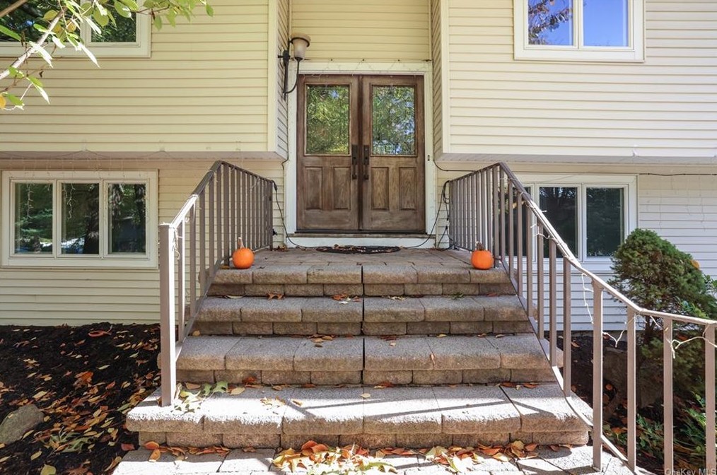 12 Stockbridge Ave, Airmont, NY 10901