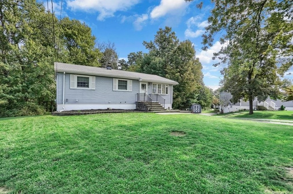 13 Maple Ln, Monroe NY 10950-1024 exterior