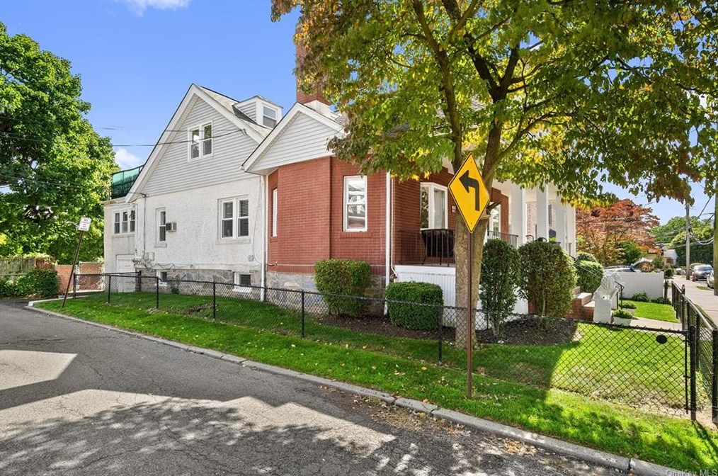 250 First St, Yonkers, NY 10704-3125