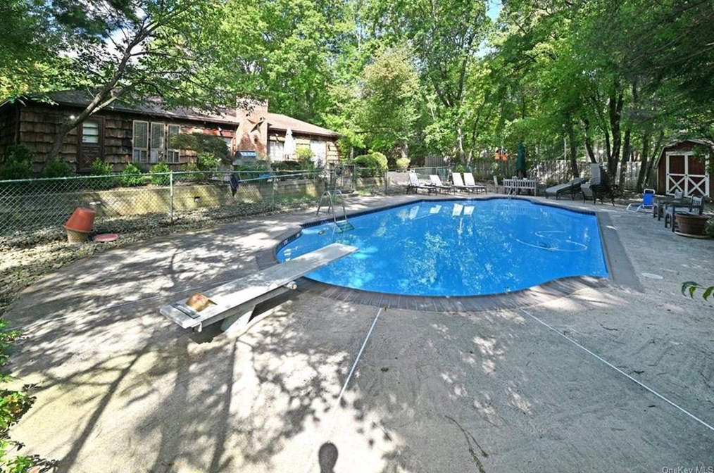 53 Tamarack Ln, Mount Ivy, NY 10970-2008