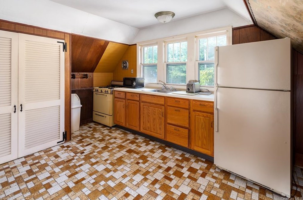 1800 Seabury Pl, Peekskill NY  exterior