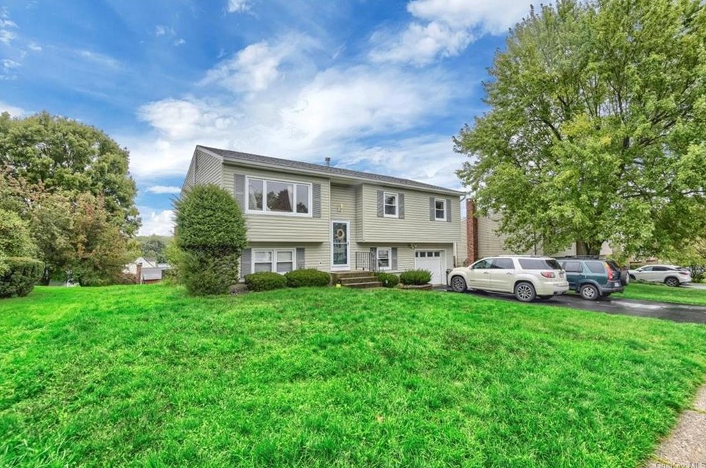 8 Sutherland Dr, Monroe, NY 10950-4116
